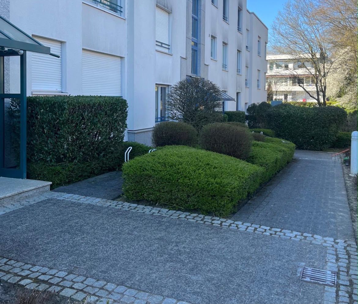 Sauber gepflegte Eingangsbereiche mit akkuraten Hecken