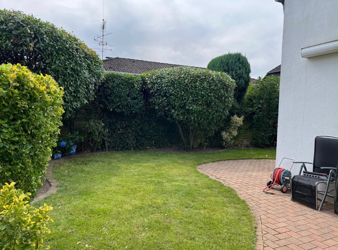Gepflegter Garten mit Rasen, Hecken und Terrasse